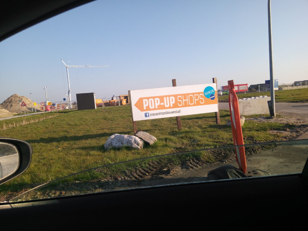 Pop Up shops bord naar DEK Drinken Eten kayakverhuur Blauwestad elfenbank bovist voor brug beekjuffer-brug