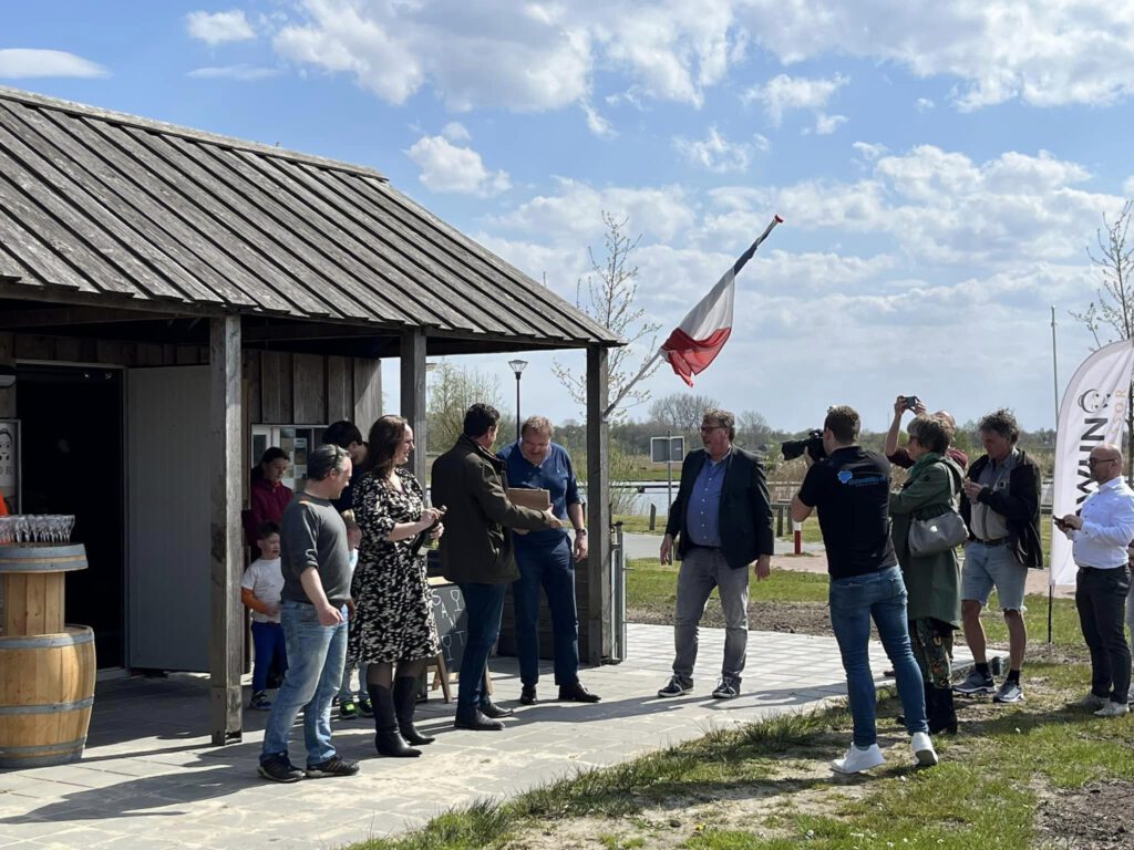 champagne ontkurken door erich Wúnker tijdens feestelijke opening pop up shops Strand Zuid Oldambtmeer Oldambt Groningen Nederland