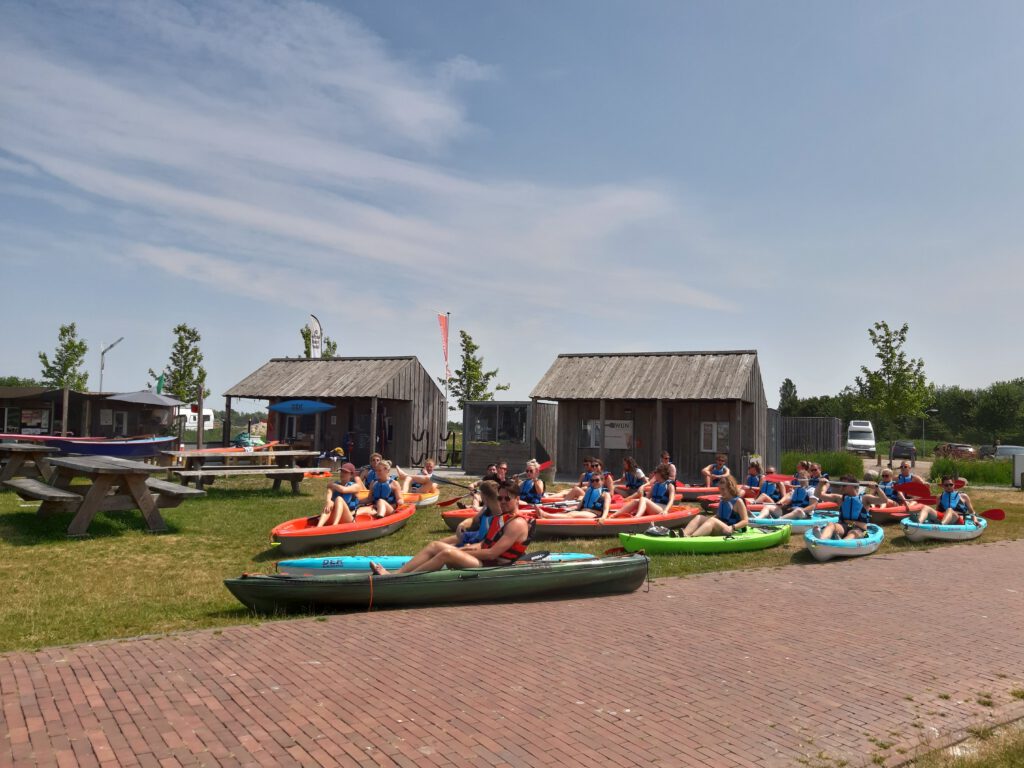 24 Kayakkers voorpret bij terras DEK Blauwestad Groningen Nederland