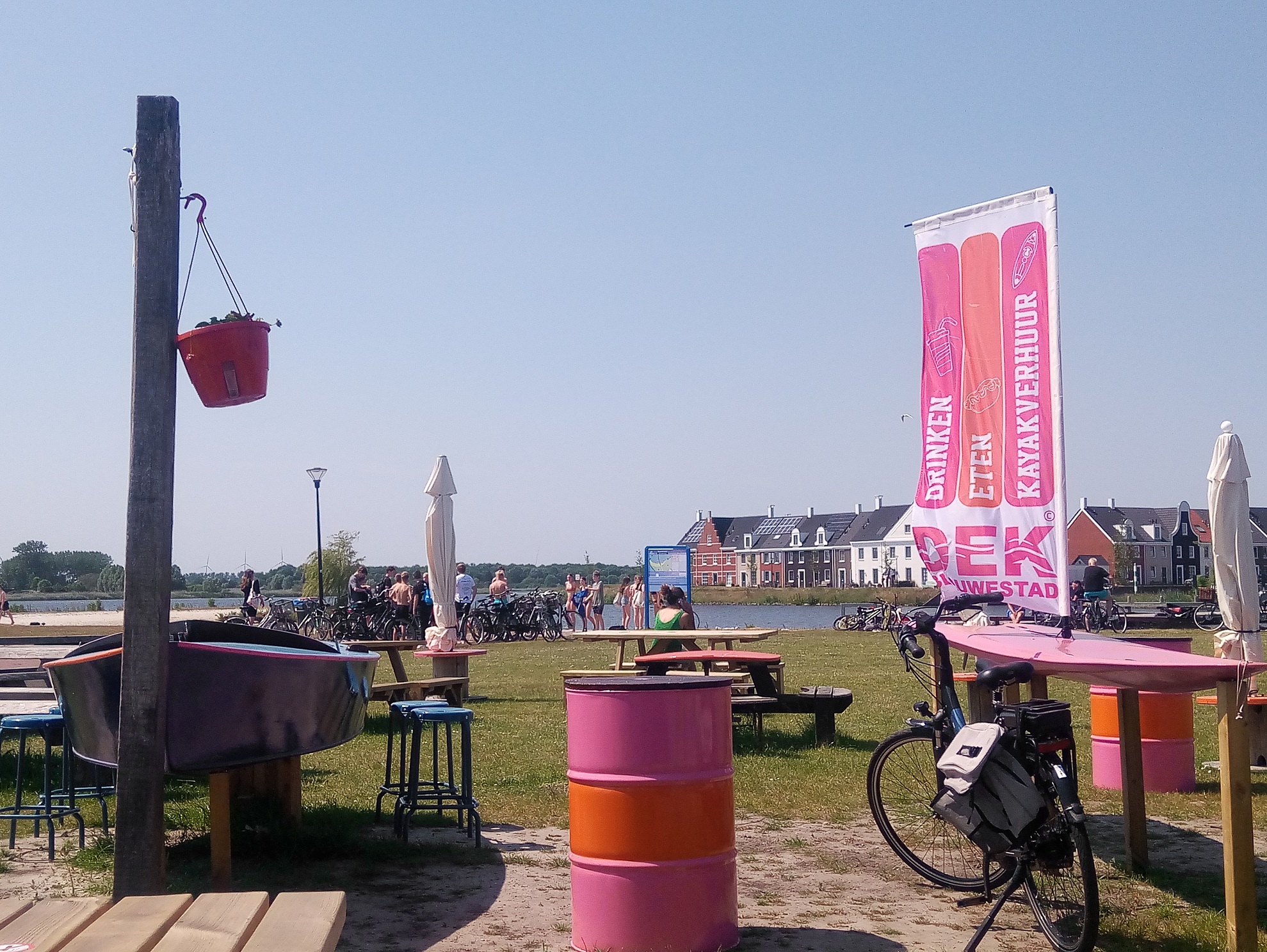 Behalve het huren van een Kayak bij DEK Blauwestad. Strijk neer op ons terras voor Hotdog, Patat, drankje, ijsje of Snack van DEK Behalve het huren van een Kayak bij DEK Blauwestad. Strijk neer op ons terras voor Hotdog, Patat, drankje, ijsje of Snack van DEK