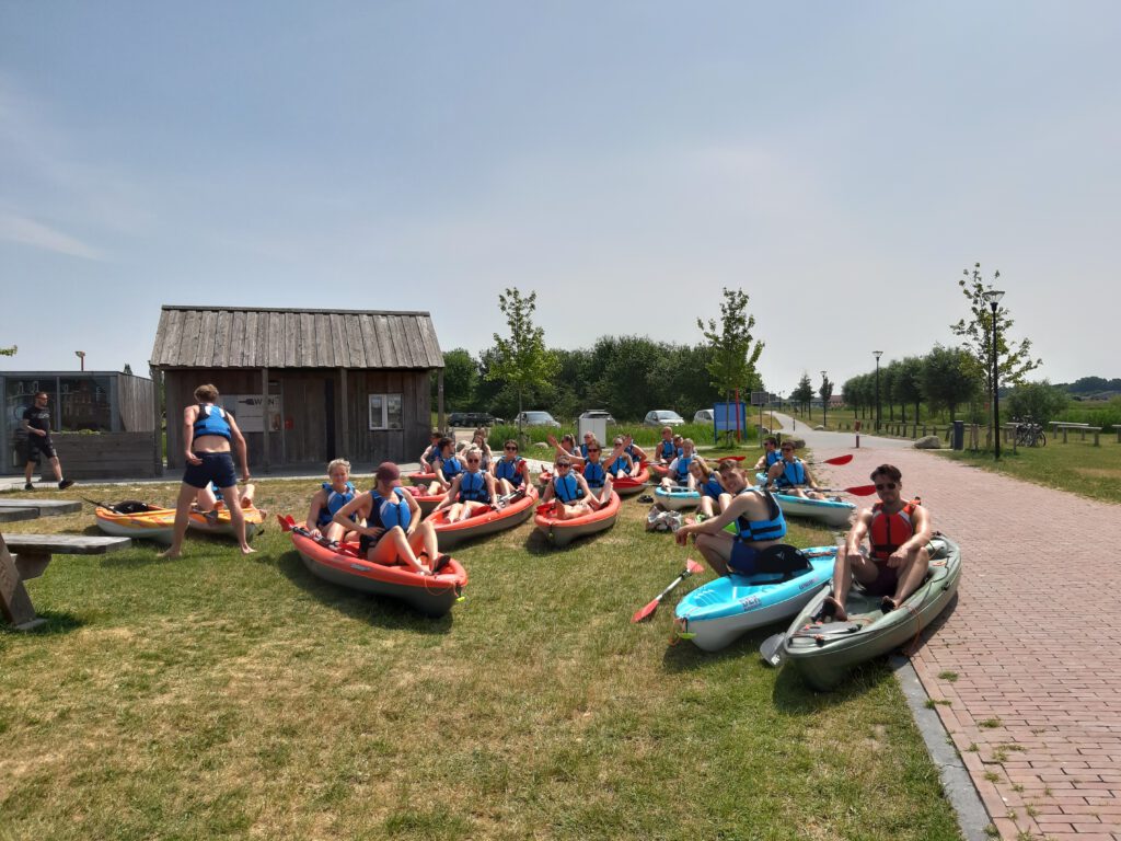 kayakkers gereed om te gaan kayakken op Oldambtmeer Groningen Nederland blauwestad bij DEK Drinken Eten kayakverhuur Blauwestad