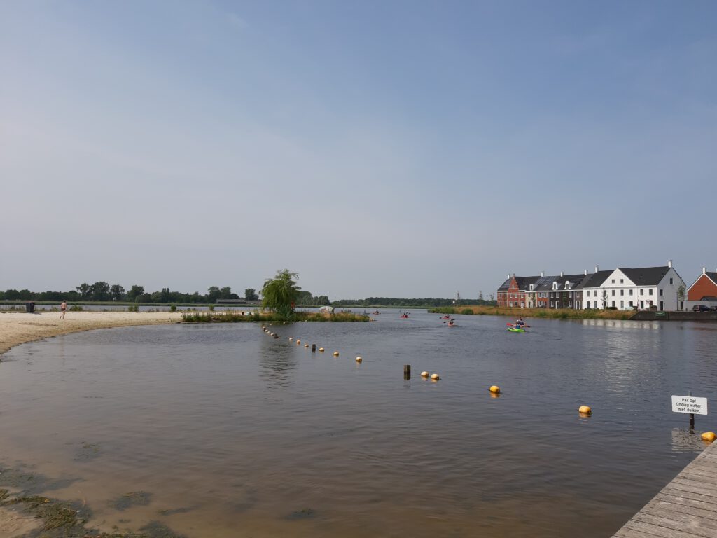 vertrek met Kayak op Oldambtmeer Nederland Groningen Blauwestad bij Drinken Eten Kayakvrhuur DEK Blauwestad
