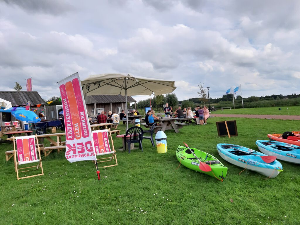 Gezelligheid terras DEK Blauwstad Oldambtmeer Groningen Nederland kayakken