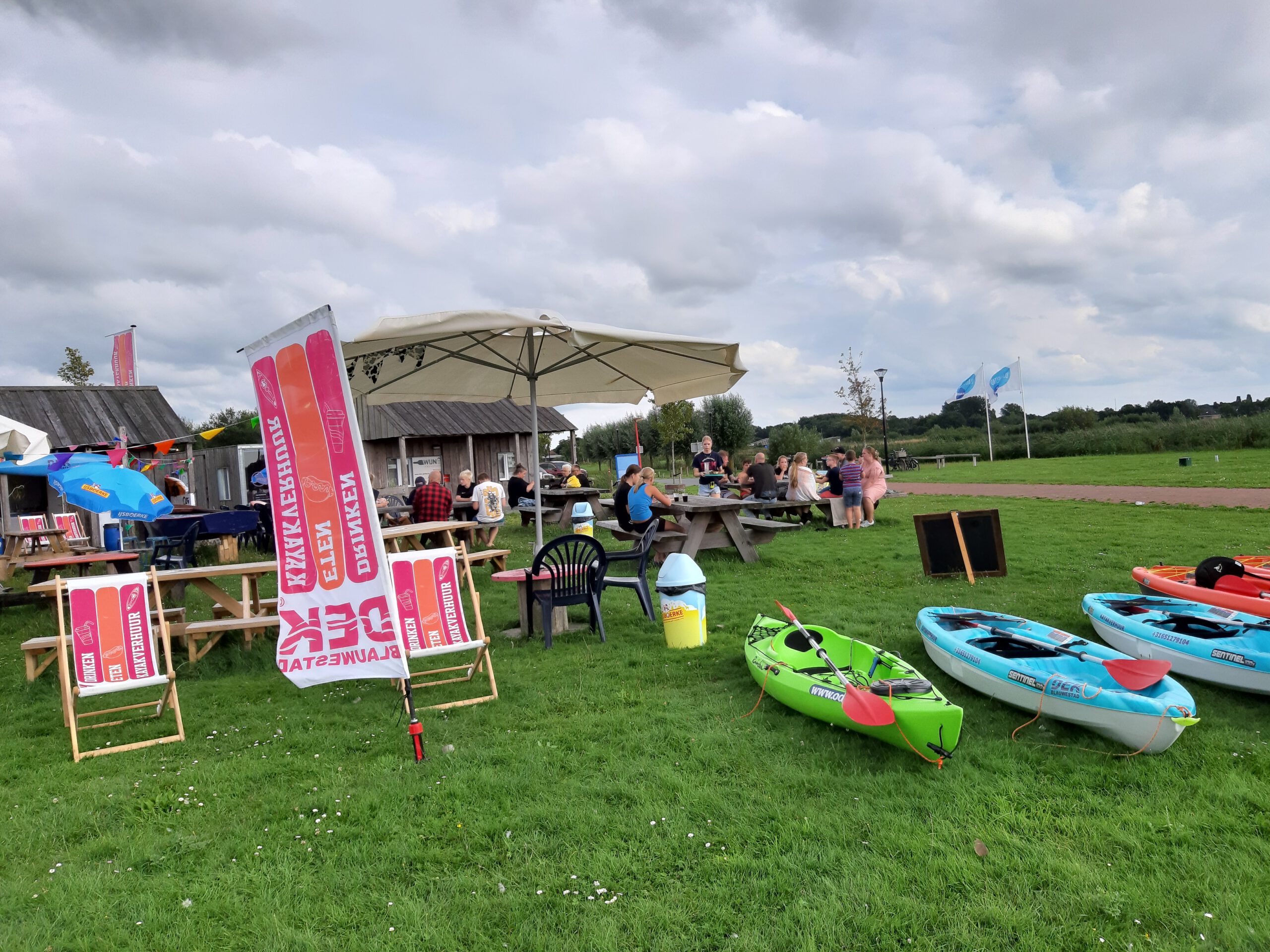 Gezelligheid terras DEK Blauwstad Oldambtmeer Groningen Nederland kayakken Gezelligheid terras DEK Blauwstad Oldambtmeer Groningen Nederland kayakken