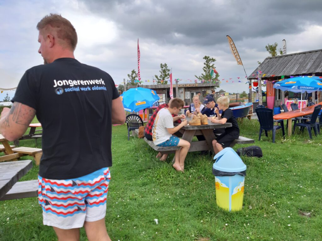 Jongernwerk sociaalwerk Oldambt Kayak Arrangement Kayak drinken patat ijs snack bij Drinken Eten Kayakverhuur DEK Blauwestad