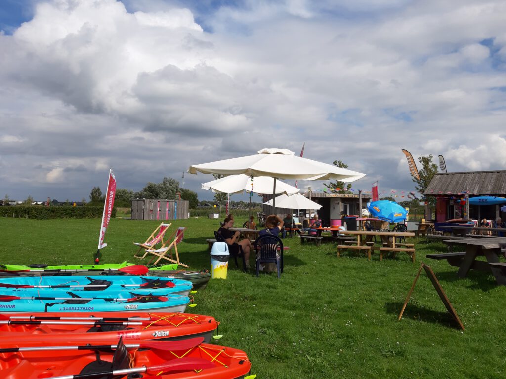 Kayak op Oldambtmeer, opstap Kayak Strand Zuid Blauwestad Groningen Nederland Drinken Eten Kayakverhuur DEK Blauwestad