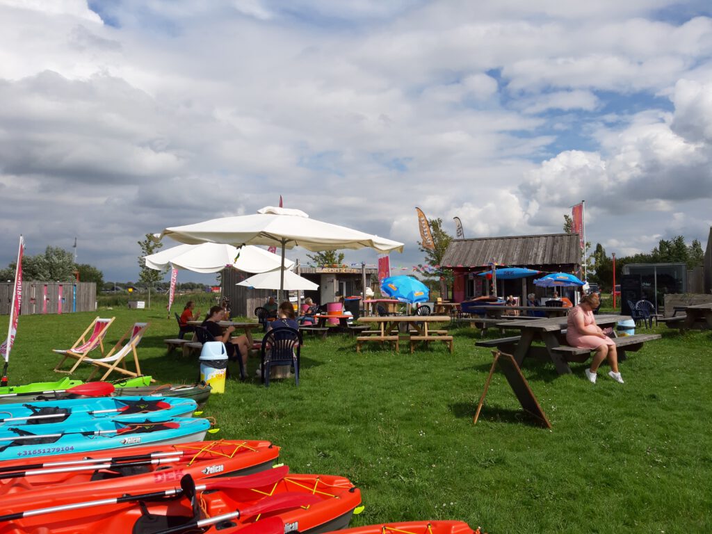 Kayak op het prachtige Oldambtmeer, opstap Kayak Strand Zuid Blauwestad Groningen Nederland Drinken Eten Kayakverhuur DEK Blauwestad