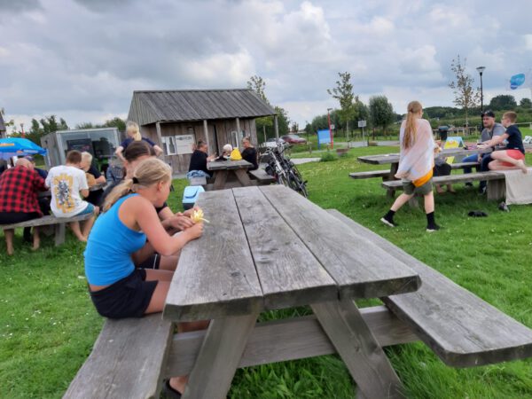 KayakArrangement Kayak boot huren met drinken patat ijs snack bij Drinken Eten Kayakverhuur DEK Blauwestad Oldambtmeer Groningen Nederland