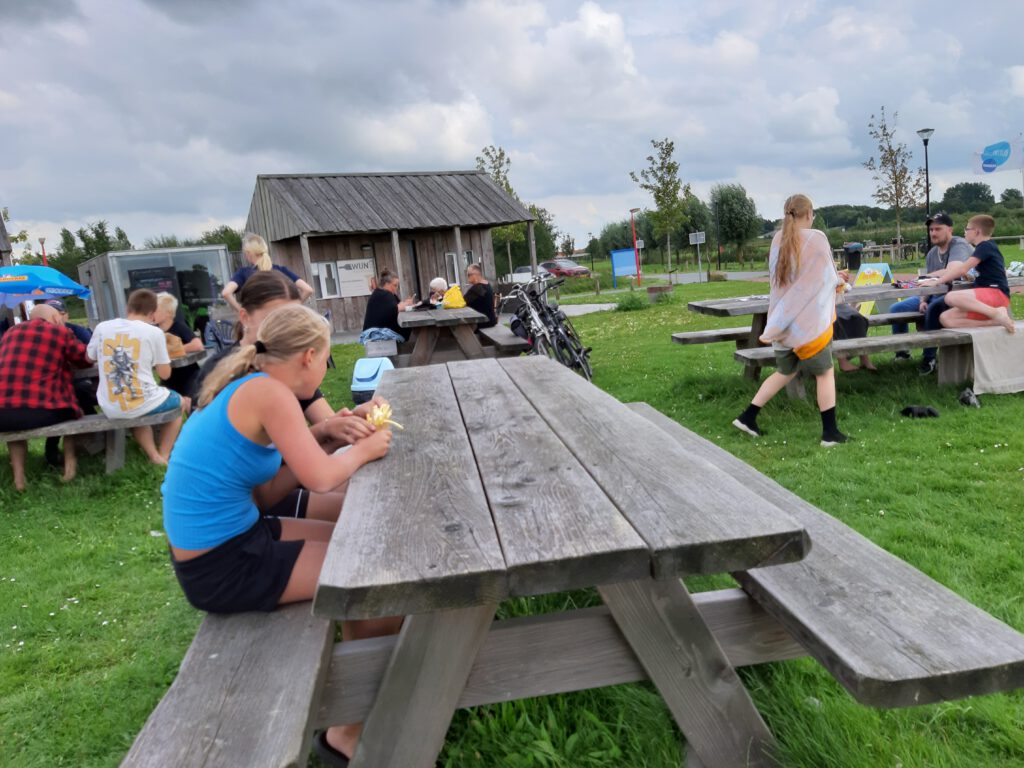 Kayak Arrangement Kayak boot huren met drinken patat ijs snack bij Drinken Eten Kayakverhuur DEK Blauwestad Oldambtmeer Groningen Nederland