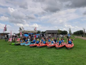 Teambuilding Kayaks op terras DEK Blauwestad Strand Zuid ldambtmeer Oldambt Groningen Nederland