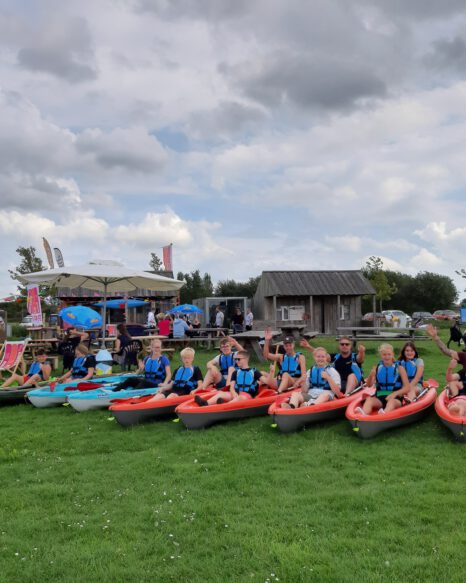 Teambuilding Kayaks op terras DEK Blauwestad Strand Zuid ldambtmeer Oldambt Groningen Nederland