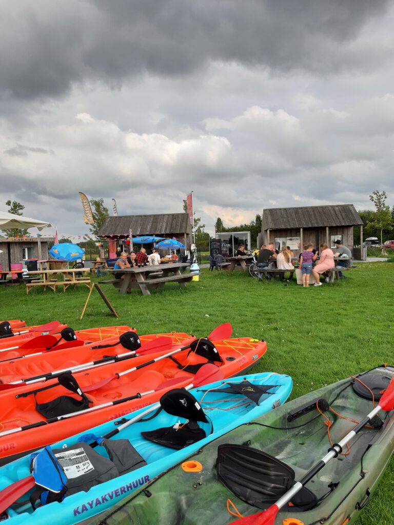 patat snack drinken ijs kayakken, kajakken kayak arrangement bij Drinken Eten Kayakverhuur DEK Blauwestad Groningen Nederland