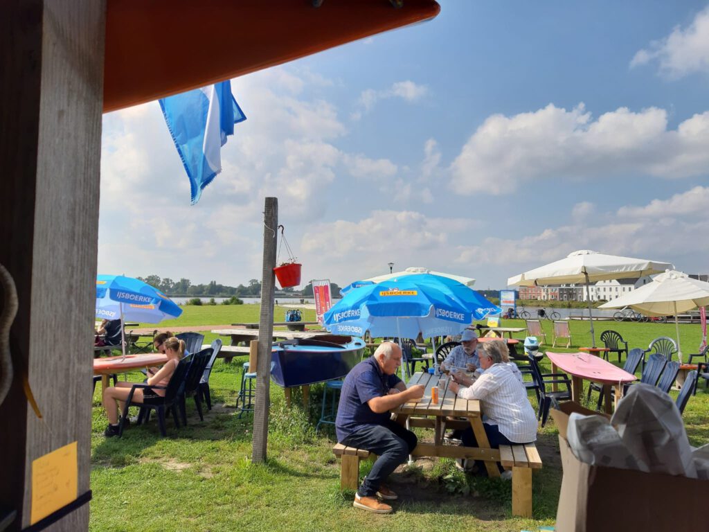 Patat en Snack tijd terras DEK Drinken Eten Kayakverhuur DEK Blauwestad Strand Zuid Oldamtmeer Oldambt Groningen Nederland