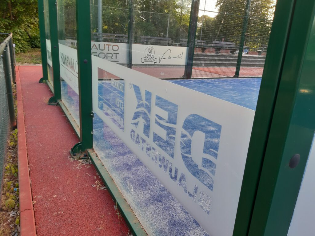 Sponsoring DEK Blauwestad bij Tennis-en Padelclub Sla Raak