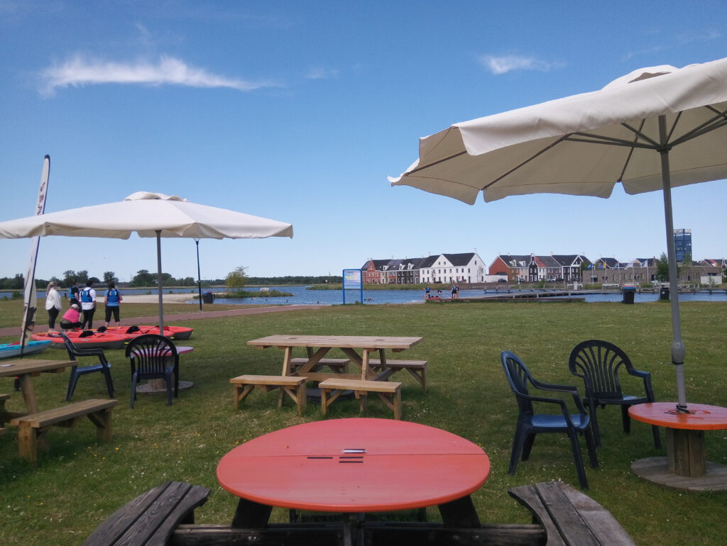 Strijk op het gezelligste terras van Groningen Nederland DEK Blauwestad Strand Zuid neer