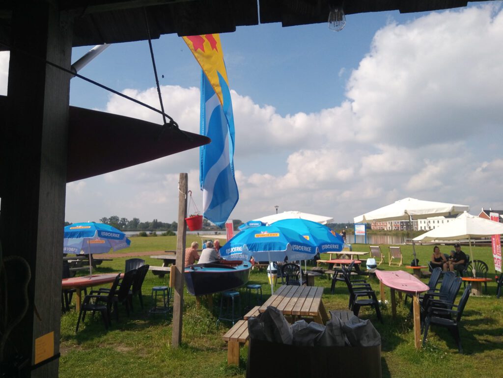 Terras DEK Blauwestad Strand Zuid Oldambtmeer Oldambtmeer Groningen Nederland patat ijs snack