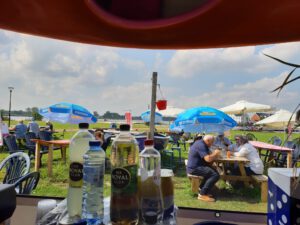 Drinken terras DEK Blauwestad happen en trappen fietsarrangement zonovergoten Terras DEK Blauwestad Strand Zuid Oldambtmeer Oldambtmeer Groningen Nederland