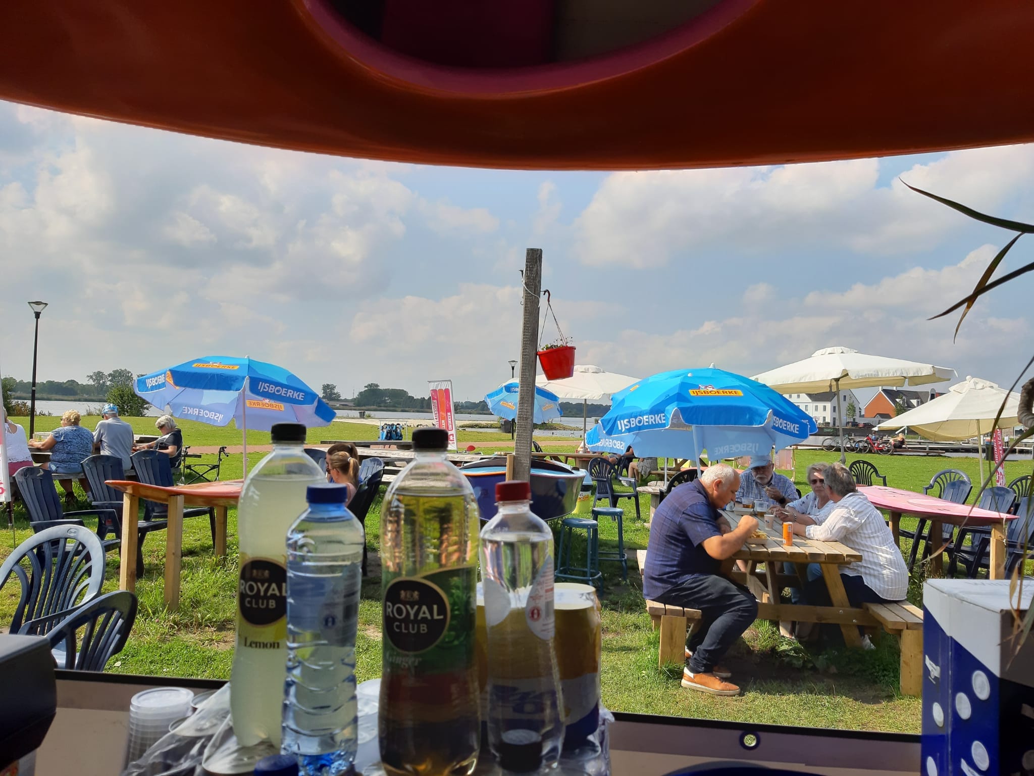 Drinken terras DEK Blauwestad happen en trappen fietsarrangement zonovergoten Terras DEK Blauwestad Strand Zuid Oldambtmeer Oldambtmeer Groningen Nederland