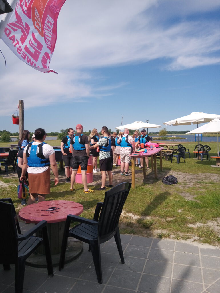 zwemvesten check bij Drinken Eten kayak verhuur huren DEK Blauwestad Groningen Nederland Oldambtmeer