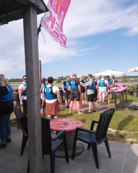 zwemvesten check veiligheid voorop bij Drinken Eten Kayakverhuur Groningen Nederland Blauwestad Oldambtmeer Strand Zuid