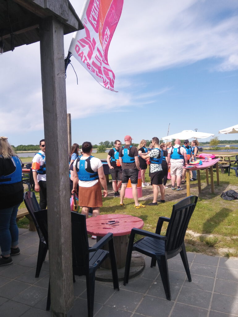 zwemvesten check veiligheid voorop bij Drinken Eten Kayakverhuur Groningen Nederland Blauwestad Oldambtmeer Strand Zuid