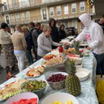 Buffet op bedrijfslocatie door Kayakverhuur DEK Blauwestad Oldambt Groningen Nederland hamburgerbar salade saté