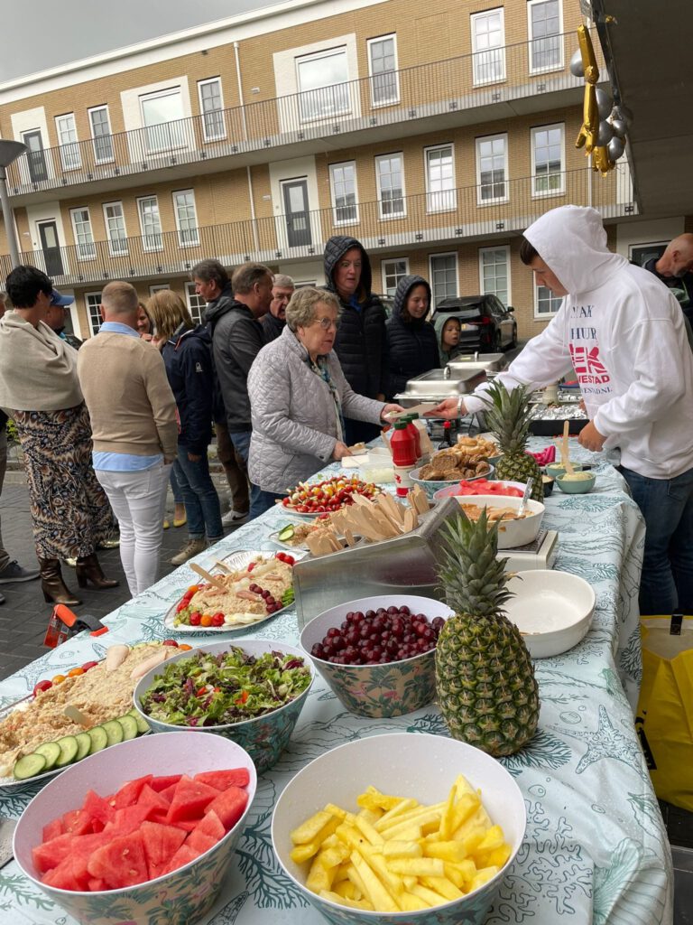 Buffet op bedrijfslocatie door Kayakverhuur DEK Blauwestad Oldambt Groningen Nederland hamburgerbar salade saté