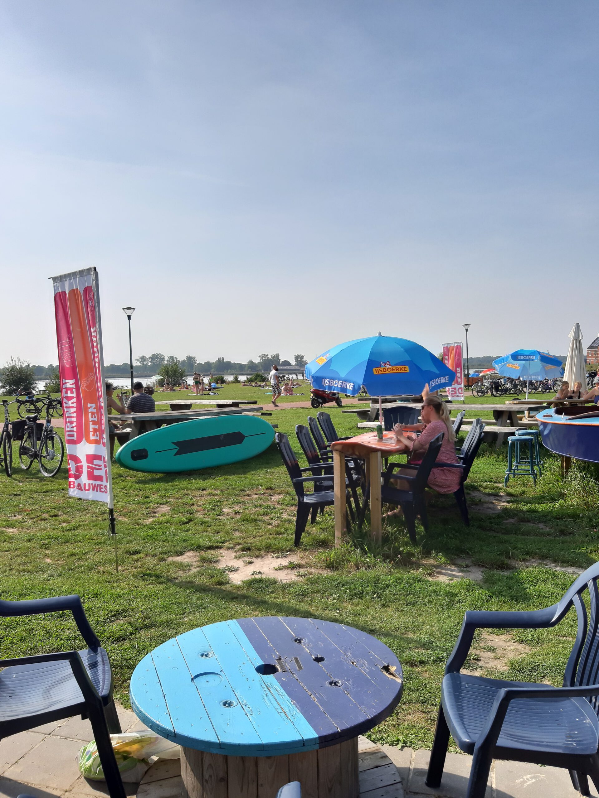 Terrastafels gemaakt van surfplanken DEK Kayaking DEK Blauwestad Oldambt Groningen Nederland Terrastafels gemaakt van surfplanken DEK Kayaking DEK Blauwestad Oldambt Groningen Nederland