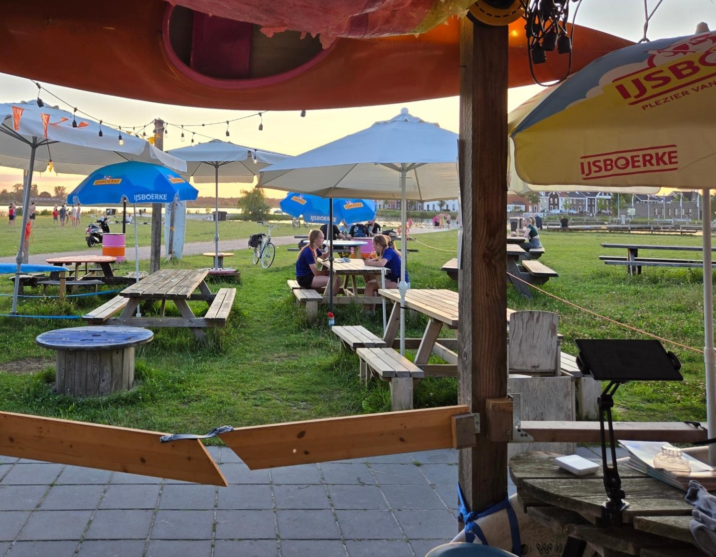 kayakverhuur huren bij DEK Blauwestad Oldambt Groningen Nederland buffet hamburgerbar snackbar hotdog kindermenu seniormenu Terras DEK Blauwestad Strand Zuid Oldambtmeer Groningen Nederland