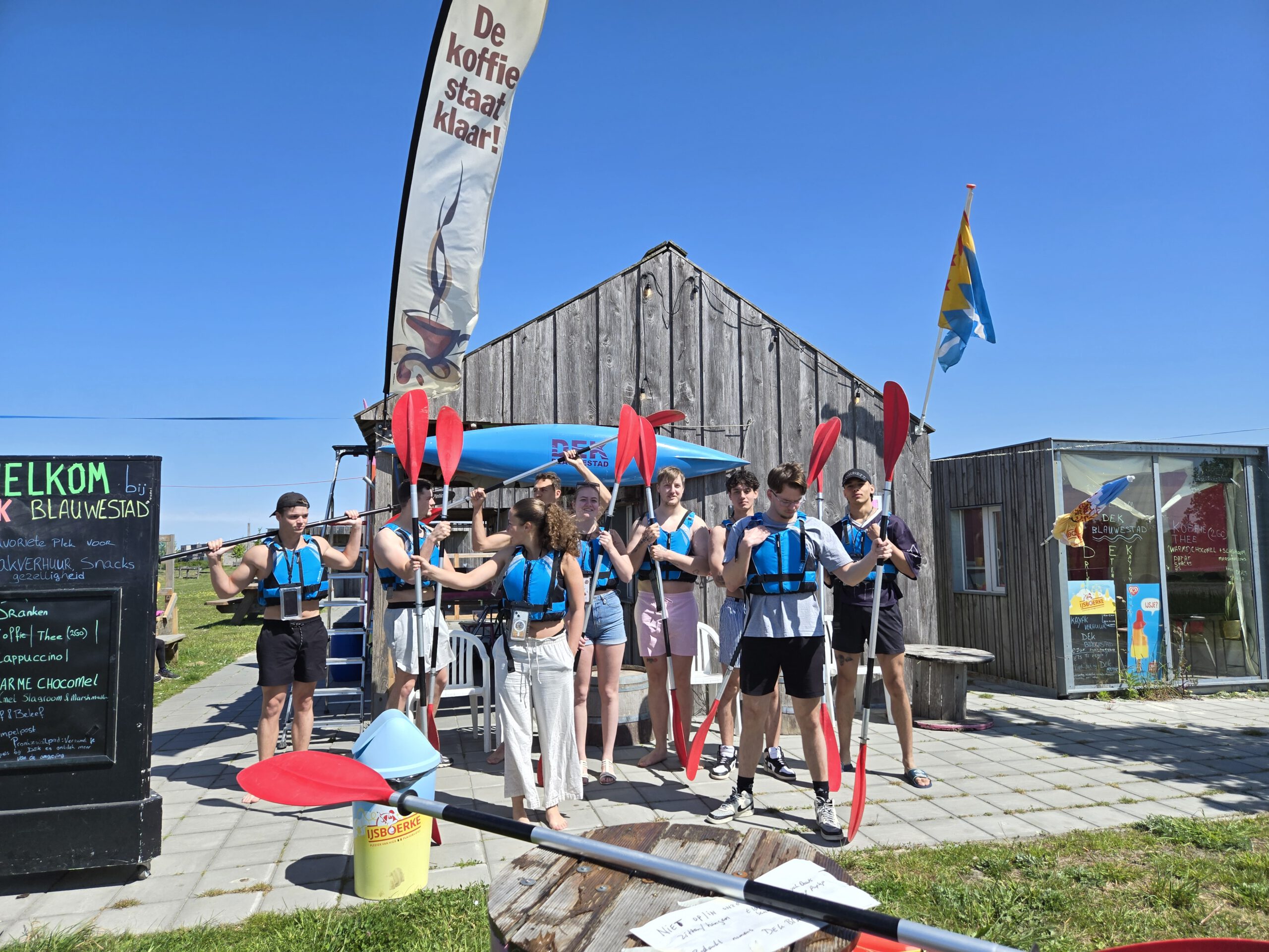 Groeps kayak bij Drinken Eten Kayakverhuur DEK Blauwestad Oldambt Groningen Nederland Groeps kayak bij Drinken Eten Kayakverhuur DEK Blauwestad Oldambt Groningen Nederland