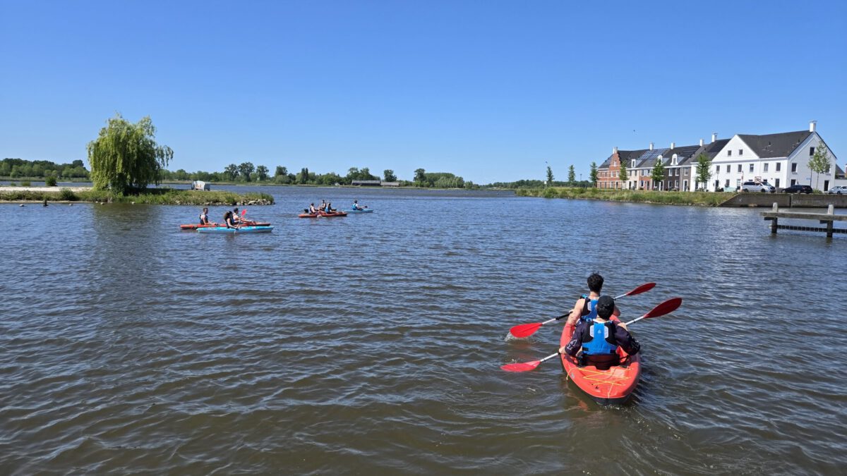 Kayak Solo of met een groep bij Drinken Eten Kayakverhuur DEK Blauwestad. Ontspan geniet en beleef het Oldambtmeer Groningen Nederland