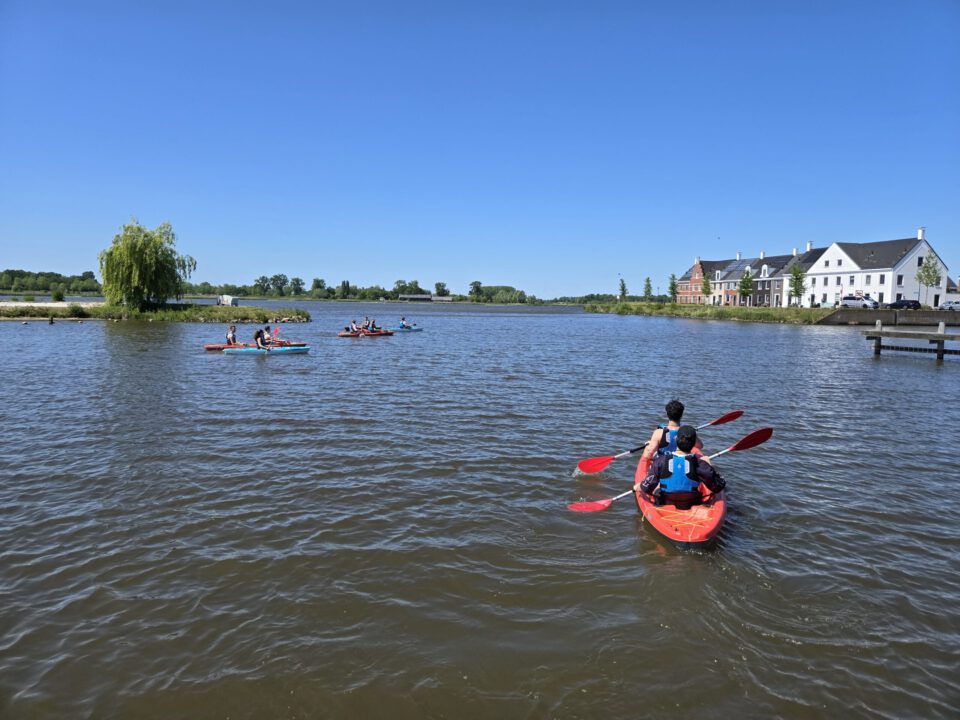 Kayak Solo of met een groep bij Drinken Eten Kayakverhuur DEK Blauwestad. Ontspan geniet en beleef het Oldambtmeer Groningen Nederland