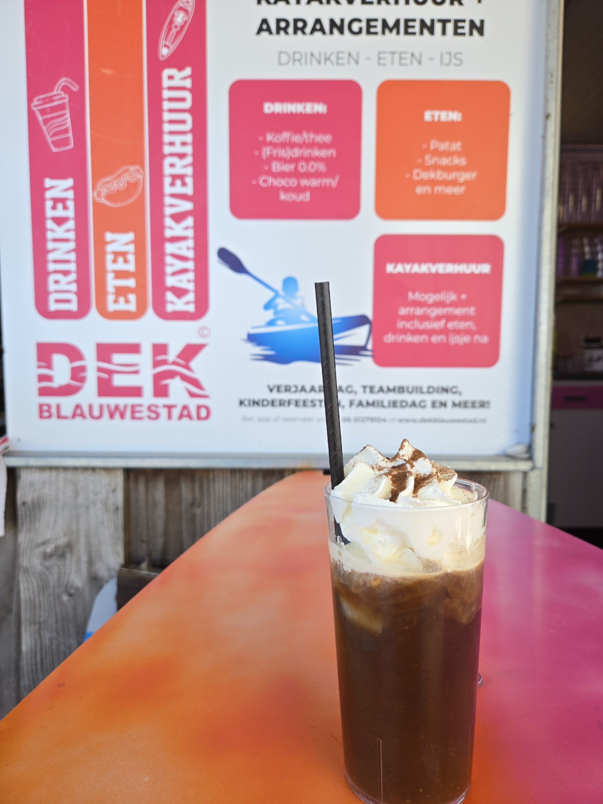 Koffie Ahoy. Koffie met ijsblokjes, vanille ijs, slagroom Koffie Ahoy bij Drinken Eten Kayakverhuur DEK Blauwestad Oldambtmeer Groningen Nederland