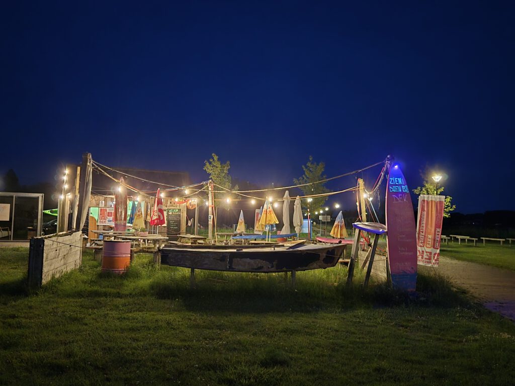 Kayak huren Oldambtmeer Groningen Nederland Blauwestad spontaan of gepland langskomen Voor een goede koffie, verse appeltaart, lekkere patat, snack of solo kayakken wandelen.buffet, hamburgerbar of satébar op locatie bij DEK contact DEK en we denken graag met je mee.
