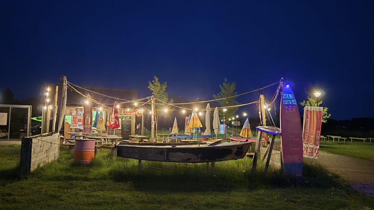 Kayak huren Oldambtmeer Groningen Nederland Blauwestad spontaan of gepland langskomen Voor een goede koffie, verse appeltaart, lekkere patat, snack of solo kayakken wandelen.buffet, hamburgerbar of satébar op locatie bij DEK contact DEK en we denken graag met je mee.