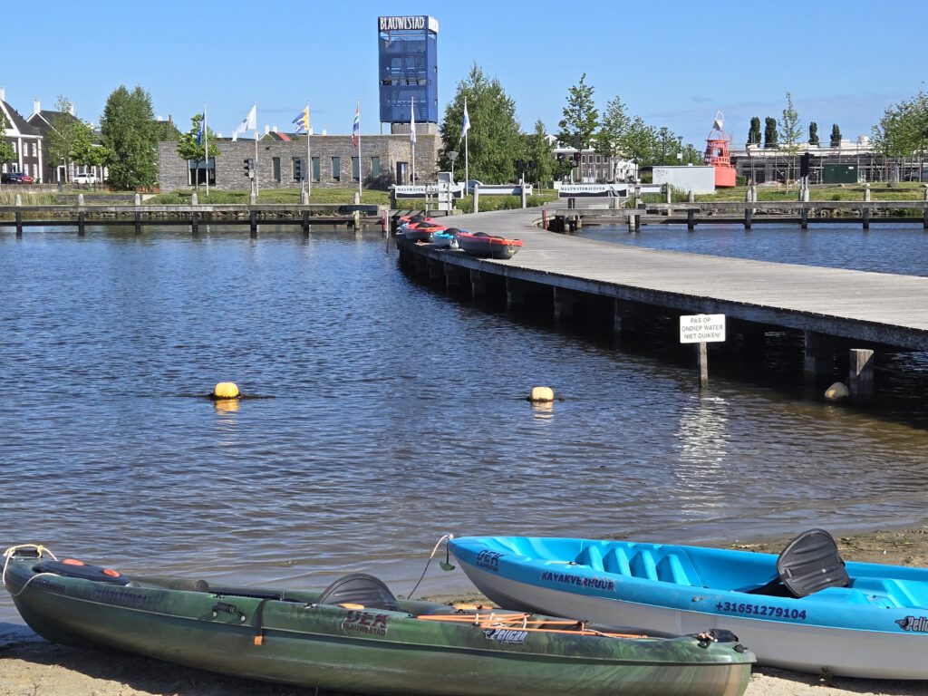 Kajak Kayak huren bij DEK Blauwestad Oldambtmeer Groningen Nederland Solo, duo of groepskayakverhuur