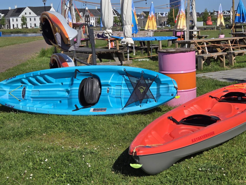 Huur Sit on Top Kayak bij DEK Blauwestad Strand Zuid Oldambtmeer Groningen Nederland