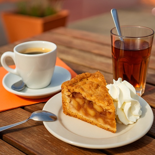 Appeltaart met slagroom Food Order Drinken Eten bestellen bezorging DEK Blauwestad Oldambt