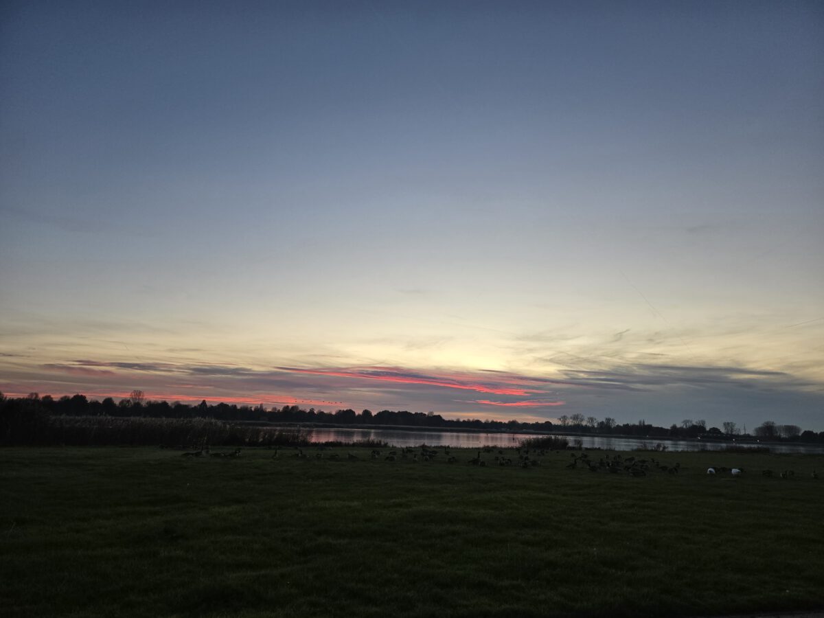 DEK kleuren in de lucht tijdens Zonsondergang terras DEK Blauwestad