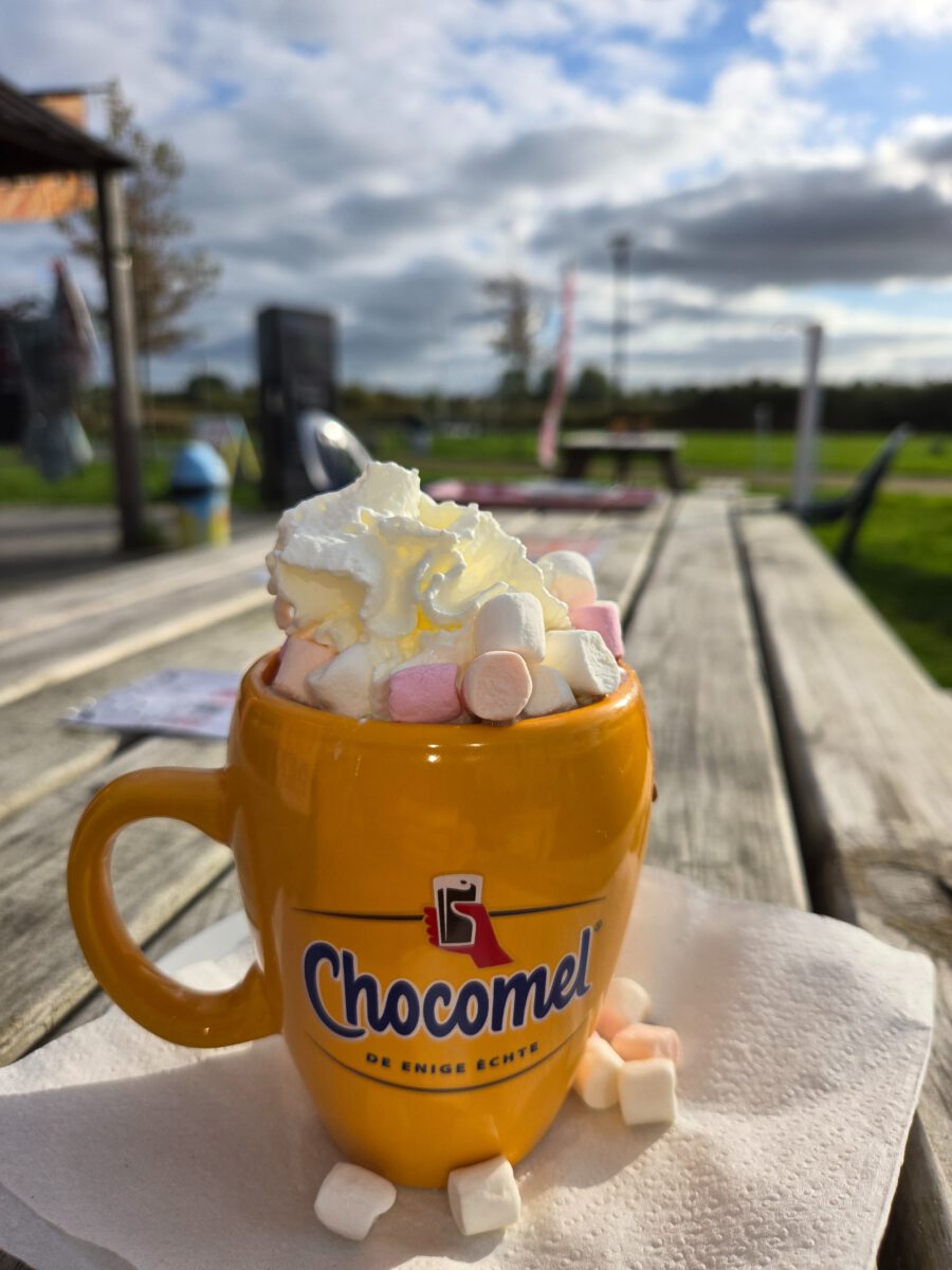 Opwarmen tijdens Nieuwjaarsduik 2026 Strand Zuid Blauwestad met DEK's Warme Chocomel met Slagroom  & Marshmallows