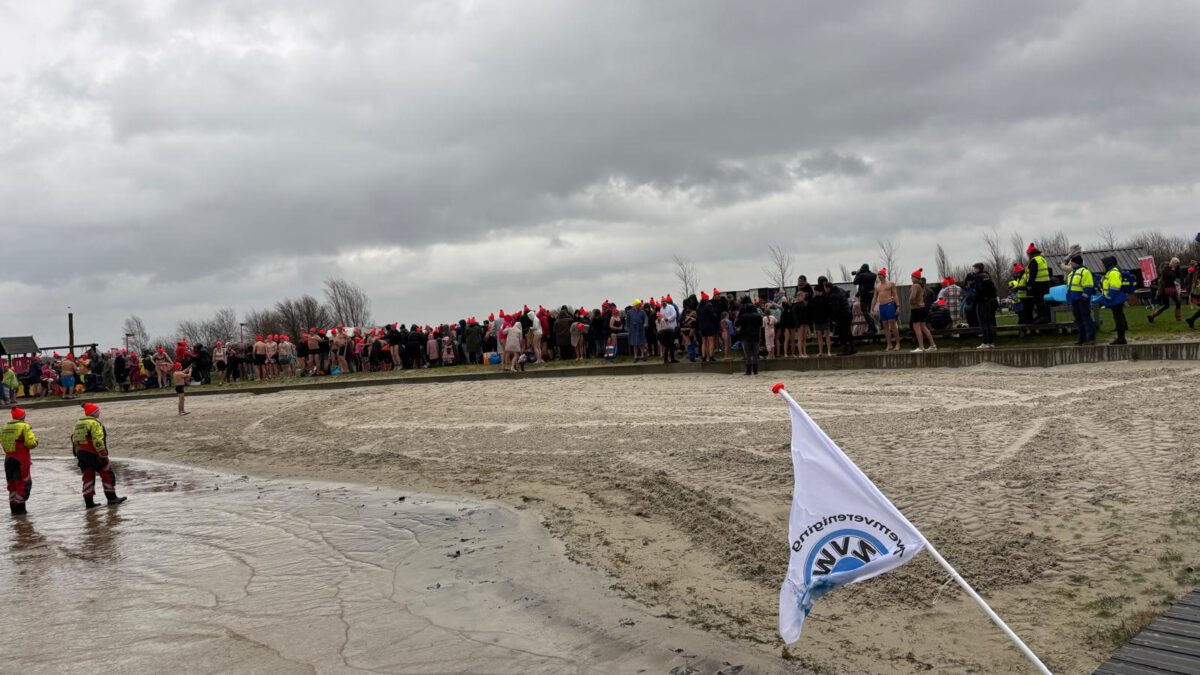 De nieuwjaarsduik wordt dit jaar weer georganiseerd door Zwemvereniging en Reddingsbrigade GZVW. DEK Blauwestad staat klaar voor iedereen die het spektakel wil bekijken of even wil bijtanken