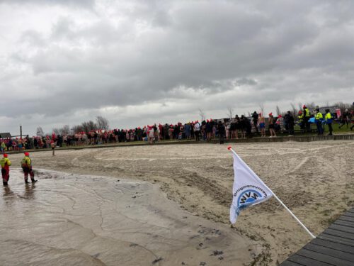 De nieuwjaarsduik wordt dit jaar weer georganiseerd door Zwemvereniging en Reddingsbrigade GZVW. DEK Blauwestad staat klaar voor iedereen die het spektakel wil bekijken of even wil bijtanken