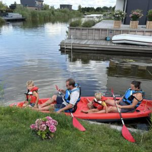 Familieuitje bij DEK Blauwestad op de Kayakbootverhuur DEK Blauwestad oldambtmeer Groningen Nederland