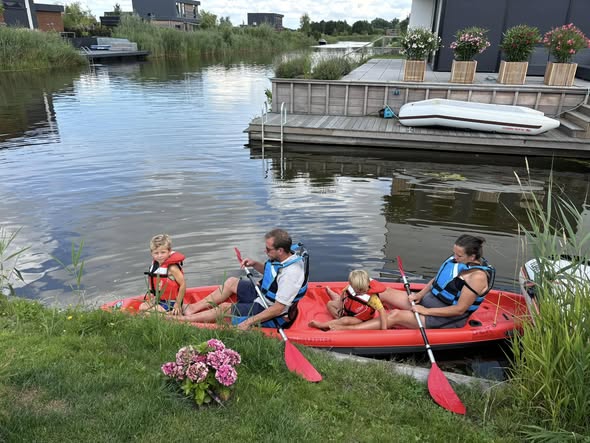 Familieuitje bij DEK Blauwestad op de Kayakbootverhuur DEK Blauwestad oldambtmeer Groningen Nederland