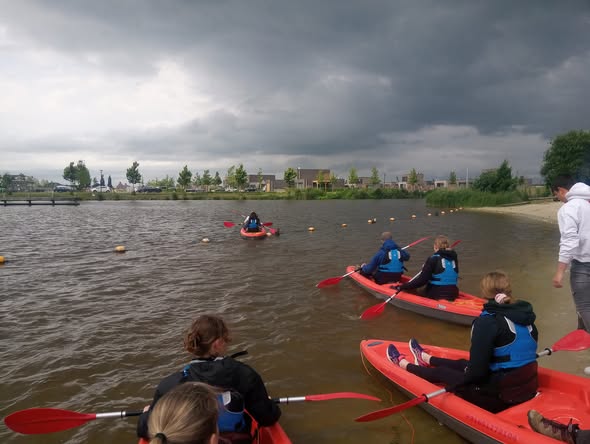 Kayak Solo, Duo of Kayaking met groep op het Oldambtmeer bij DEK Drinken Eten kayakverhuur DEK Blauwestad Oldambtmeer Groningen Nederland