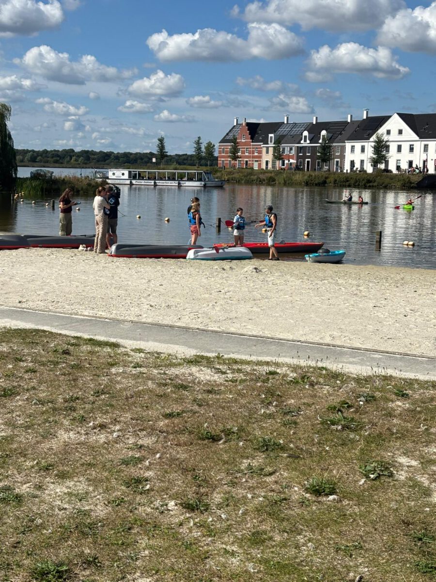 Kayaklessen bij DEK Blauwestad Strand Zuid Oldambtmeer Groningen Nederland