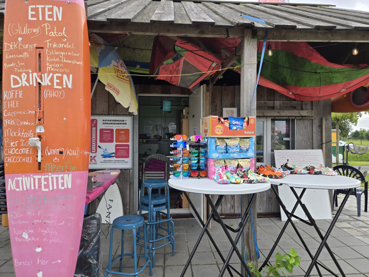 Merchandise bekers, petten, shirts. Coole Zonnebrillen (Water) Schoenen bij DEK Blauwestad