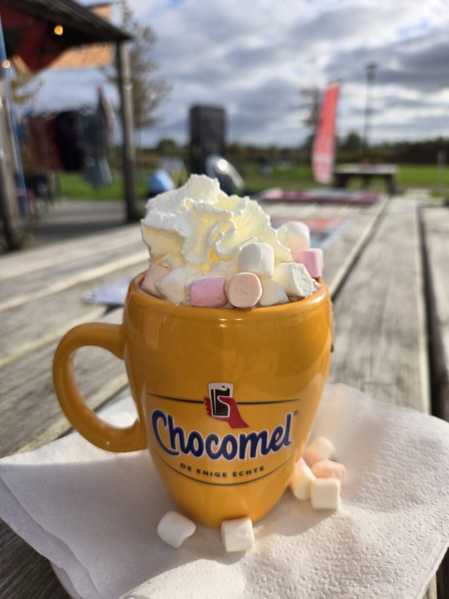 Opwarmen met Warme Chocomel met Slagroom & Marshmallows op het terras op in de Koffie Hut bij DEK Blauwestad Oldambtmeer Groningen Nederland