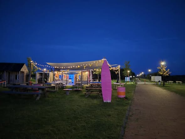 Sfeervol terras in de avond bij Drinken Eten Kayakverhuur DEK Blauwestad Oldambtmeer Groningen Nederland