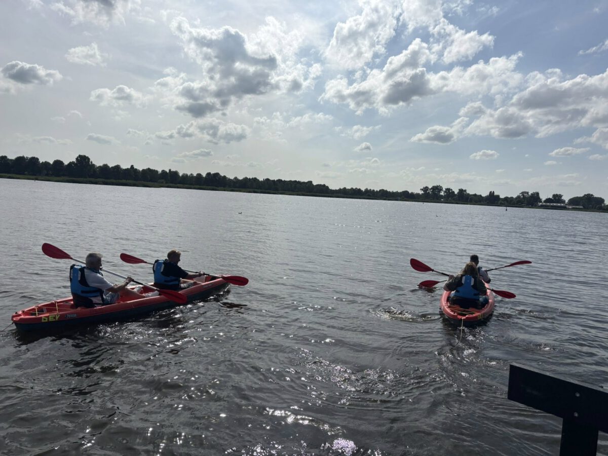 Verken het Oldambtmeer op een sit on top kayak van Drinken Eten Kayakverhuur DEK Blauwestad Oldambtmeer Groningen Nederland